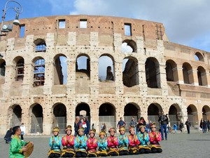 Anak-anak RI Menari Saman di Colosseum Roma, Pikat Perhatian Turis