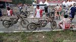Selimut Lumpur Motor Pebalap MXGP Dibersihkan