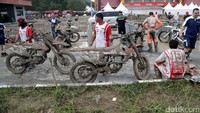 Para pebalap dan kru antre untuk mencuci motor.