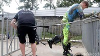 Sepatu pebalap juga dibersihkan.