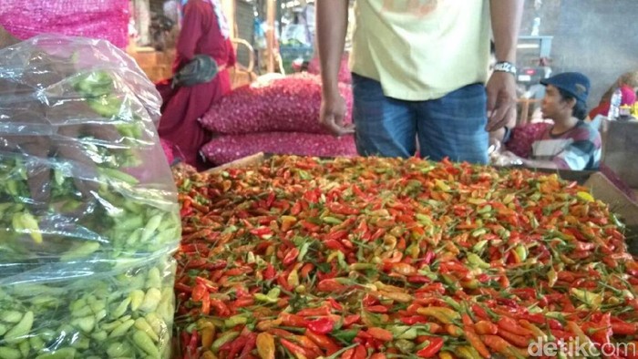 Ada Permainan Harga, Pasokan Rawit Merah ke Pasar Kramat Jati Anjlok