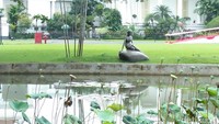 Ini dia yang fenomenal setelah kedatangan Raja Salman, Patung Little Mermaid. Walaupun berada di kawasan Istana, patung ini mengarah ke Kebun Raya Bogor. Sehingga traveler yang penasaran bisa melihat langsung bentuk dari patung ini (Bonauli/detikTravel)