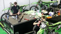 Mekanik mengecek motor pebalap Indo MXGP.