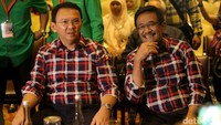 Sebelumnya Ahok dan Djarot telah datang ke Pleno tersebut. Mereka tiba pukul 19.00 WIB kurang.