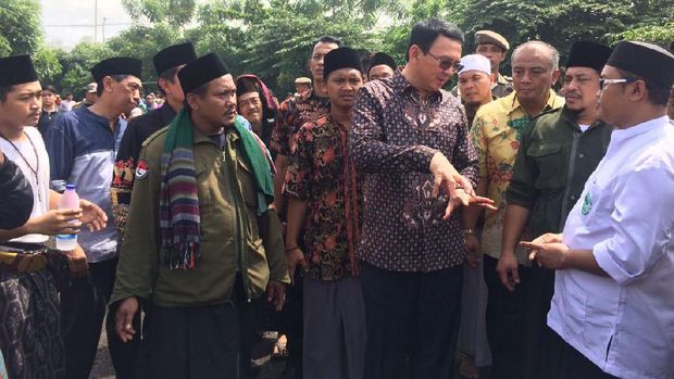 Didampingi Kakak Angkat, Ahok Tinjau Makam Mbah Priok di Jakut