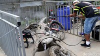 Lumpur yang menyelimuti motor dibersihkan.