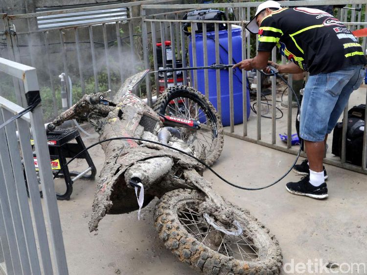 Selimut Lumpur Motor Pebalap MXGP Dibersihkan