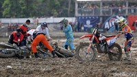 Beberapa crosser yang terjatuh berusaha untuk melanjutkan balapan.