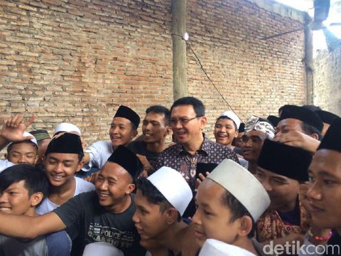 Gaya Ahok Masak Nasi Kebuli di Makam Mbah Priok