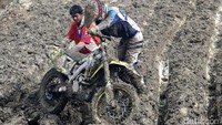 Balapan MX2 dimulai seusai hujan reda, tetapi akhirnya bendera merah dikibarkan akibat kondisi yang tidak memungkinkan.