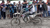 Para penonton mengharapkan serunya balapan MXGP pada hari terakhir ini.