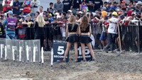 Sejumlah Grid Girl bersiap untuk memberikan instruksi hitungan waktu kepada para pebalap di ajang MXGP, Pangkalpinang, Minggu (05/03/2017).