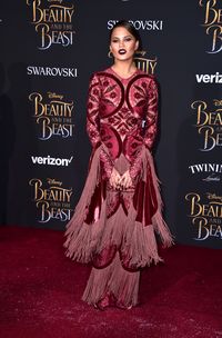 Chrissy Teigen Akui Kecantikannya Palsu, Pernah Botox Hingga Sedot Lemak