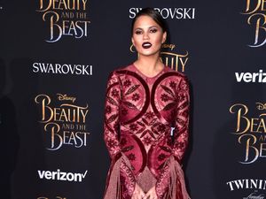 Pakai Gaun Rumbai, Chrissy Teigen Sebut Penampilannya Mirip Lampu