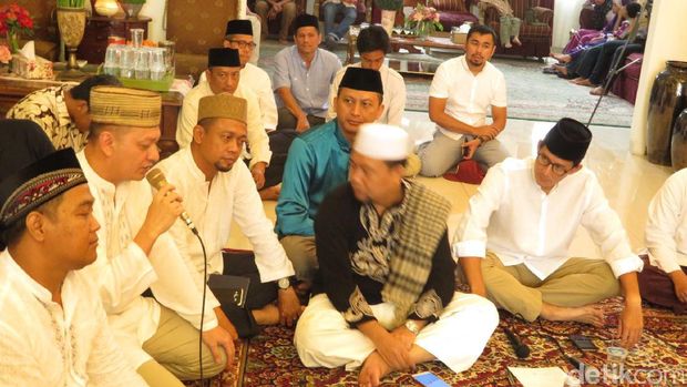 Ikut Pengajian di Rumah Eks Timses Jokowi-Ahok, Sandi Diberi Plakat