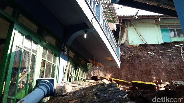 Tebing SD di Sukabumi ambruk. 