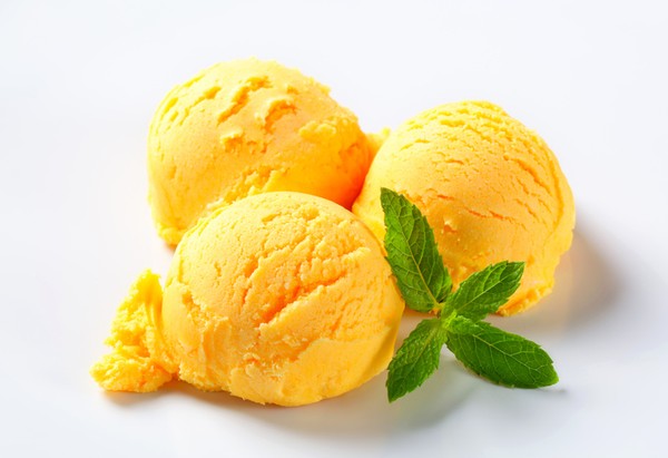 Mangga sorbet asam yang menyegarkan, dengan warna kuning cerah