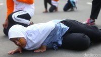 Seorang anak tampak meresapi perannya.