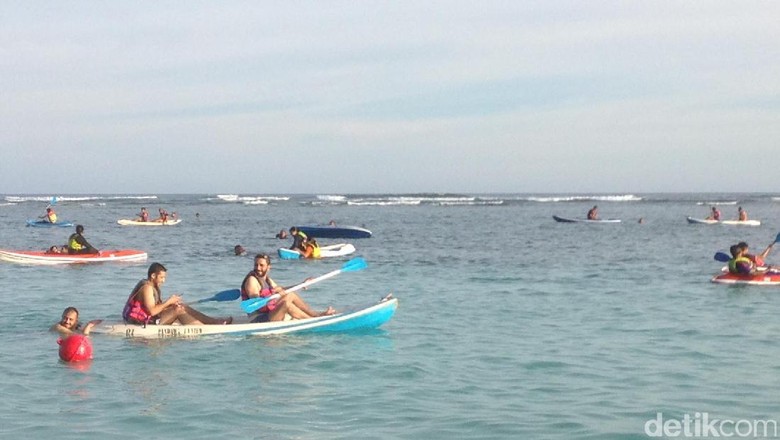 Rombongan Raja Salman main air di Pantai Pandawa (Afif/detikTravel)