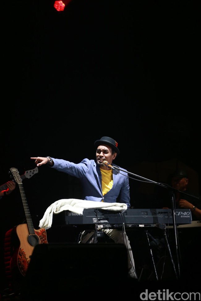 Glenn Fredly dikabarkan mengembuskan napas terakhirnya karena meningitis. Ia meninggalkan seorang istri, penyanyi Mutia Ayu, dan seorang putri, Gewa Atlana Syamayim Latuihamallo, yang baru lahir pada akhir Februari 2020. Selamat jalan Glenn. Rest in love. (Foto: Asep/detikHOT)