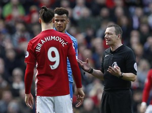 Ibrahimovic Menyikut, MU Bisa Rugi Sangat Besar