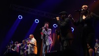 Alunan musik funk jazz begitu kental saat band yang digawangi oleh Jean Paul Bluey Maunick, Matt Cooper, Vanessa Haynes sebagai vokal lalu ada Mo Brandis dan Natalie Williams. Foto: Hanif Hawari