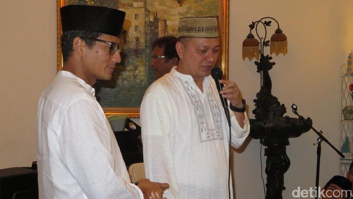 Ikut Pengajian di Rumah Eks Timses Jokowi-Ahok, Sandi Diberi Plakat