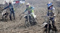 Para pebalap menerima keputusan pembatalan lomba.