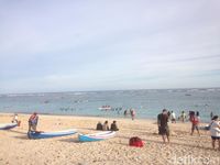 Suasana Pantai Pandawa saat beberapa rombongan Raja Salman datang