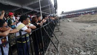 Ribuan penonton memadati arena sirkuit.
