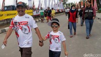 Seorang bapak mengajak anaknya menonton Indo MXGP.