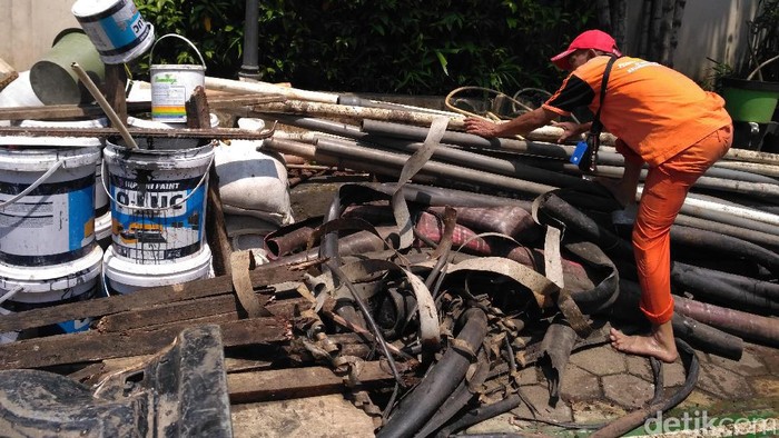 Polisi Selidiki Sampah Kulit Kabel di Gorong-gorong Gatot Subroto