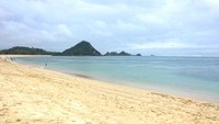 Pantai Kuta Lombok. Bisa dibilang bahwa inilah pantai yang menjadi destinasi utama di Mandalika. Traveler akan menemukan pasir pantai yang mirip merica di sini (Hardy Limiyanto/dTraveler)
