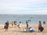 Suasana di bagian tengah Pantai Pandawa yang ramai wisatawan lokal