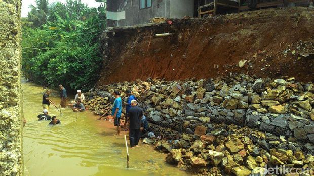 1 Rumah Warga di Bantaran Kali Reni Jaya Pamulang Terkena Longsor