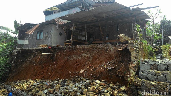 1 Rumah Warga di Bantaran Kali Reni Jaya Pamulang Terkena Longsor