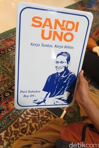 Ikut Pengajian di Rumah Eks Timses Jokowi-Ahok, Sandi Diberi Plakat