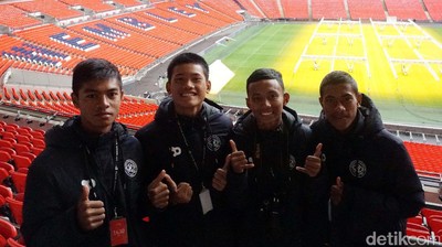 Usai Latihan, Lalu Jalan-Jalan di Wembley