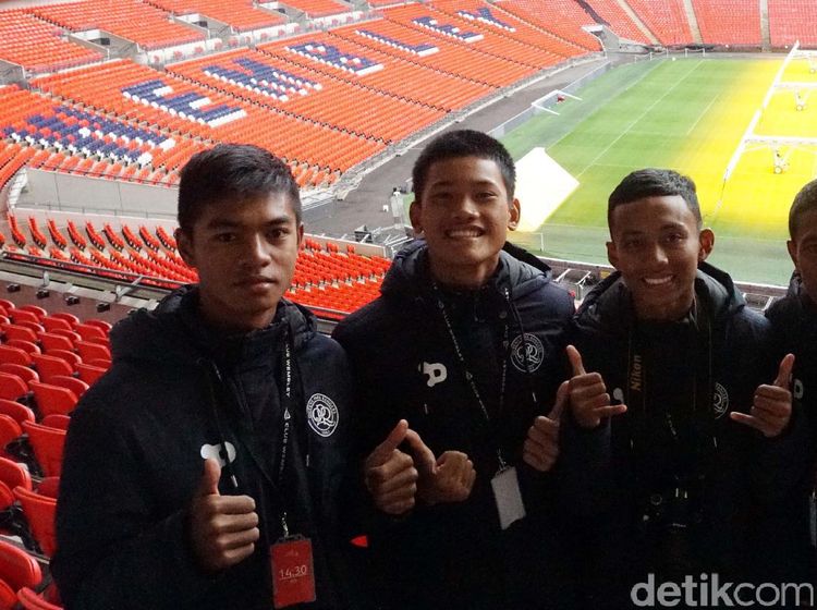 Usai Latihan, Lalu Jalan-Jalan di Wembley
