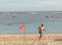Salah seorang rombongan Raja Salman di Pantai Pandawa