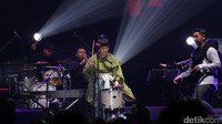 Ia juga melakukan beberapa atraksi panggung keren. Foto: Hanif/detikHOT