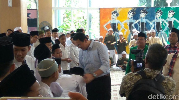 Ahok Hadiri Syukuran Pilgub DKI Bersama Anak Yatim
