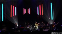 Duduk dengan keyboard yang sudah didsediakan, tak lama-lama lagi Yura membawakan lagu Berawal dari Tatap. Foto: Hanif/detikHOT