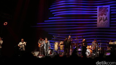Incognito Ajak Dansa Penonton Java Jazz Festival 2017