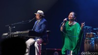 Mengusung musik jazz funk Sergio memulai aksinya dengan Maghdalenna. Foto: Hanif/detikHOT