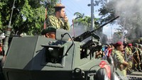 Para anggota reenactor tersebut ada yang mengenakan pakaian jaman dulu rakyat Indonesia, pakaian pejuang atau tentara Republik Indonesia dan pakaian tentara Belanda lengkap dengan berbagai senjata yang dibawa.