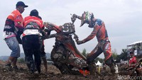 Beberapa pebalap terjebak di tengah lintasan yang berlumpur. Hingga balapan dihentikan.