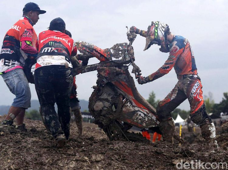 Race 2 MX2 Dihentikan