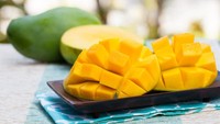 Satu buah mangga mengandung 45 gram gula. Jika Anda sedang diet, beberapa potong mangga sudah cukup untuk penuhi kebutuhan vitamin dan serat. Foto: iStock