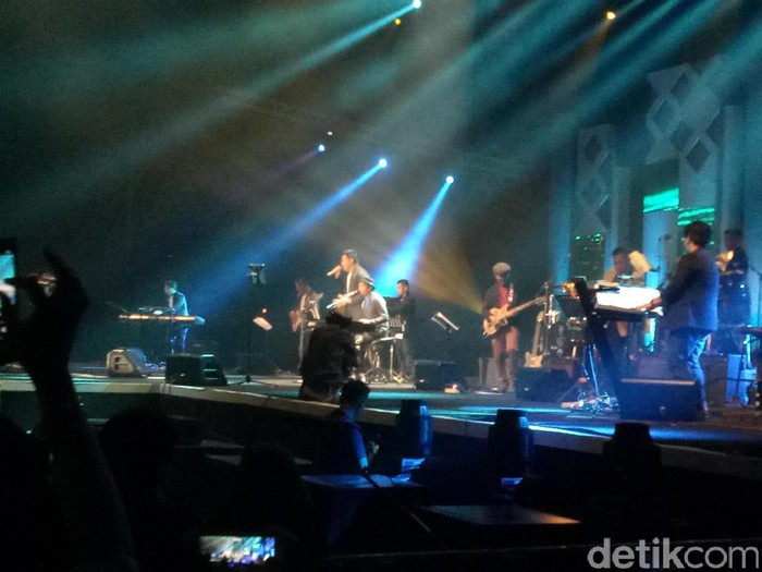 Kolaborasi Manis Tulus dan Glenn Fredly di Java Jazz 2017